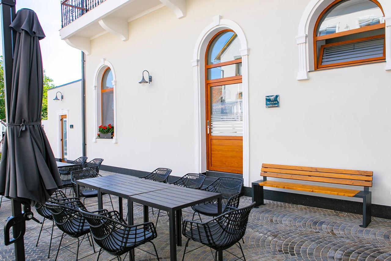 House Of Charles Hotel Carei Exterior photo